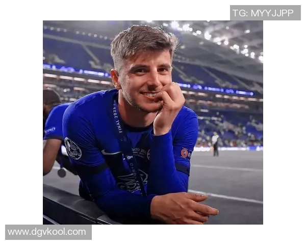 足球明星帅哥穿西服的魅力瞬间展现时尚与运动的完美结合