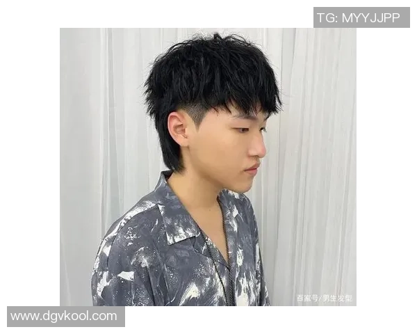 足球明星照片纹身男展现个性魅力与运动热情的完美结合